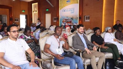 رئيس قناة السويس يستقبل الوفود الشبابية المشاركة في منحة ناصر للقيادة الدولية