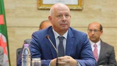 الرئيس الجزائري ينهي مهام وزير المالية عبدالرحمن راوية