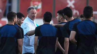 الخطيب يظهر في تدريبات الأهلي لدعم الفريق