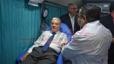 احتفالاً باليوم العالمي للتبرع بالدم.. محافظ المنيا يشهد فعاليات حملة 