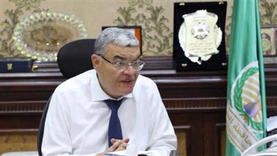 محافظ المنيا يناقش التصميمات الخاصة بمشروعات الأسواق والمواقف بقري حياة كريمة