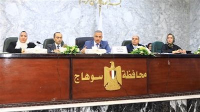 محافظ سوهاج يعقد اجتماعا مع لجنة توفيق أوضاع المشروعات المتوسطة والصغيرة والمتناهية الصغر