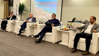 العناني يجتمع بمجموعة من المستثمرين السياحيين بشرم الشيخ