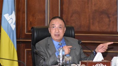 محافظ الإسكندرية يعاقب عاملة نظافة.. لهذا السبب 