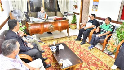 محافظ أسيوط يلتقي وفدًا من ذوي الهمم في إطار لقاءاته الدورية معهم