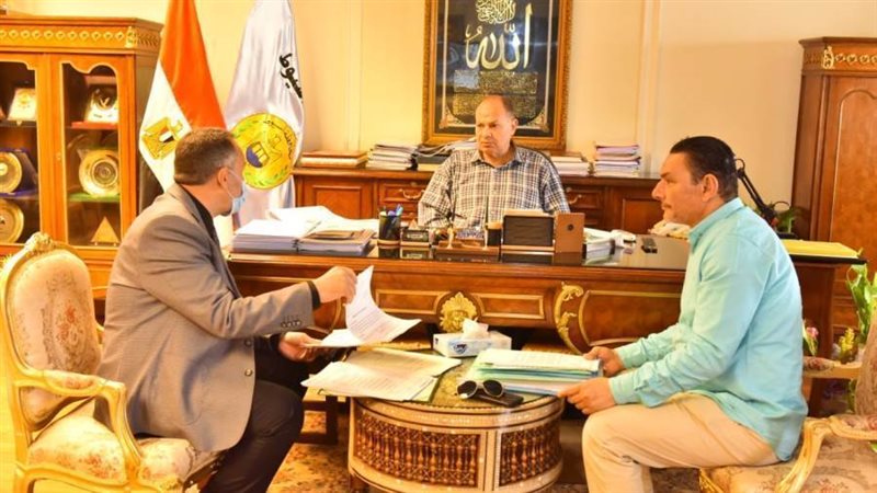محافظ أسيوط يناقش