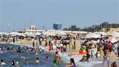 بالصور.. شاطئ مدينة بورفؤاد يشهد إقبالًا كبيرًا من المصطافين