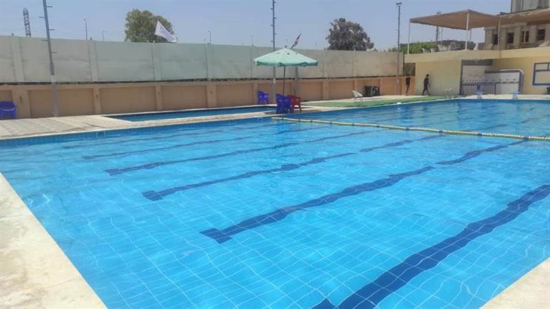 حمام سباحة بمركز