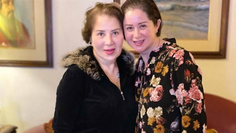 الفنانة بوسي وابنتها