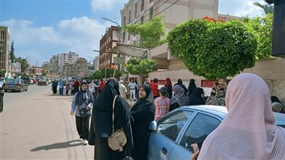 وسط حالة من القلق.. تجمع أولياء أمور طلاب الثانوية العامة بالدقهلية أمام اللجان