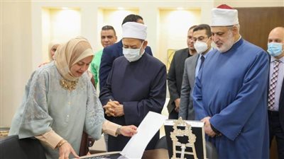 الإمام الأكبر يتفقد مركز تطوير تعليم الطلاب الوافدين بالأزهر