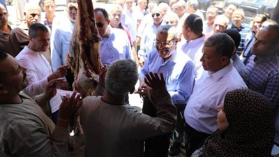 محافظ المنيا يتابع سير العمل في مركز تجميع الألبان ومنفذ بيع اللحوم