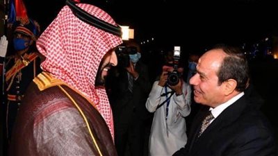 الرئيس السيسي يستقبل الأمير محمد بن سلمان بمطار القاهرة
