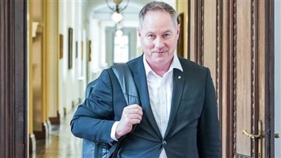 وزير التعليم التشيكي يقدم استقالته من منصبه