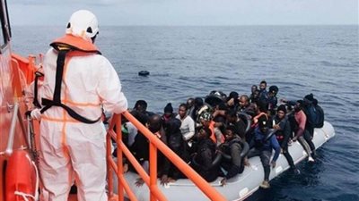 البحرية المغربية تنقذُ 105 من المهاجرين غير الشرعيين