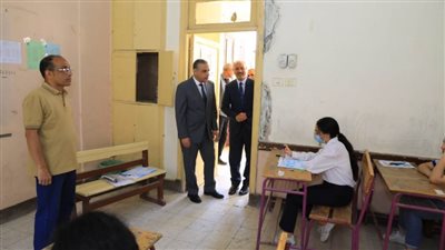 محافظ سوهاج يتفقد عددًا من لجان الثانوي العام ويطمئن على انتظام سير الامتحانات