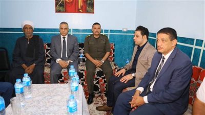 محافظ سوهاج يؤدي واجب العزاء لأسرة الشهيد 