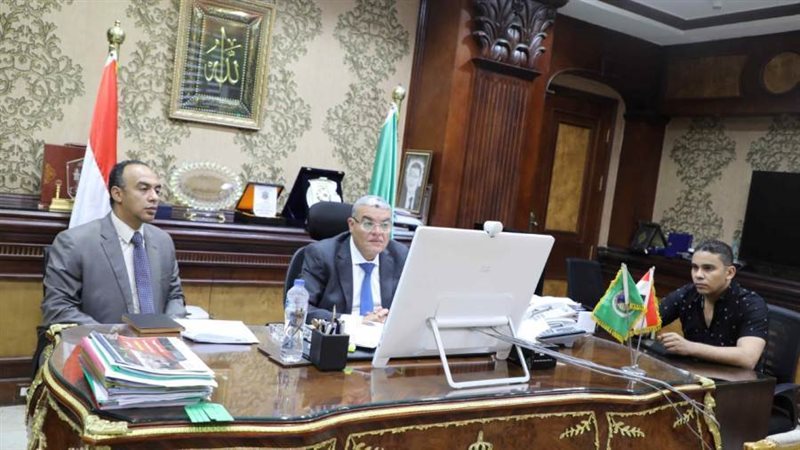 محافظ المنيا خلال