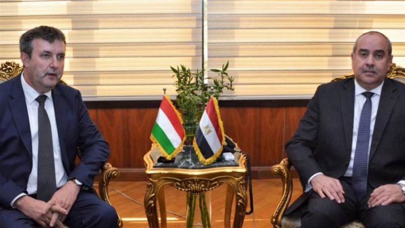 وزير الطيران مع وزير