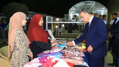 محافظ سوهاج يتفقد معرض منتجات المناطق الصناعية والحرف اليدوية