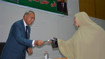 محافظ القليوبية يسلم تأشيرات الحج لـ 135 مواطنًا بالجمعيات الأهلية 