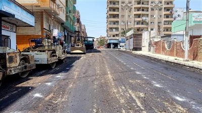 رئيس حى ثان الإسماعيلية يتابع ميدانيًا رصف شارع الغابة بمنطقة حي السلام