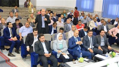 محافظ سوهاج يعقد اجتماعًا موسعًا لبحث موقف مشروعات 
