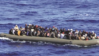 قارب يتوجه بمئات المهاجرين إلى صقلية