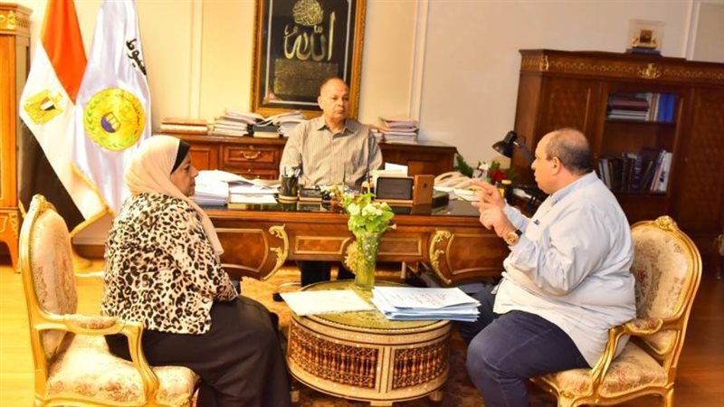 محافظ أسيوط يناقش