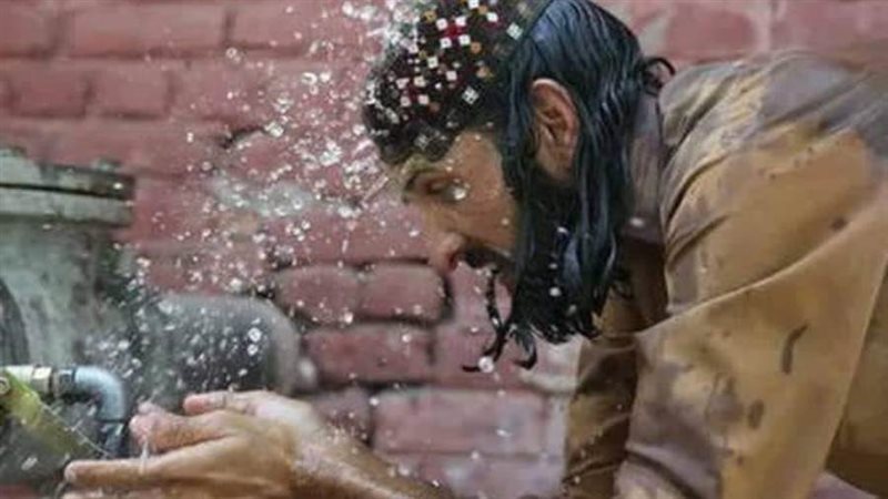 يلطف جسده من الحر