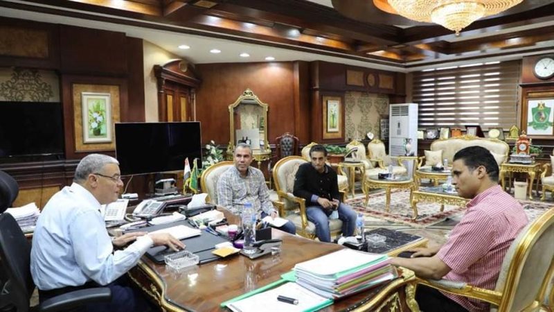 محافظ المنيا خلال