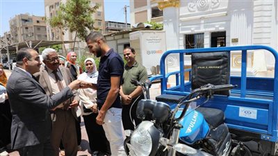 تسليم عدد من التروسيكلات للأسر الأولى بالرعاية بالمنيا 