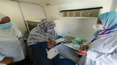توقيع الكشف الطبي على 1101 مواطن في قافلة طبية بدمياط