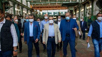 وزير الدولة للإنتاج الحربي يتابع سير العملية الإنتاجية في شركة 