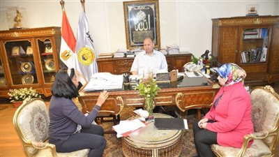 محافظ أسيوط يلتقي مسؤولي مركز معلومات شبكات المرافق والبنية الأساسية 