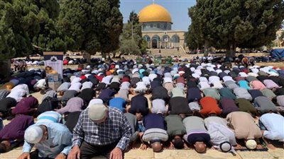 آلاف الفلسطينيين يؤدون صلاة الجمعة في رحاب الأقصى