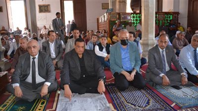 وزير الموارد المائية والري ومحافظ البحيرة يؤديان صلاة الجمعة بمسجد أبو مندور برشيد
