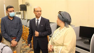نائب رئيس جامعة أسيوط يتفقد كلية الفنون الجميلة لمتابعة أداء العمل