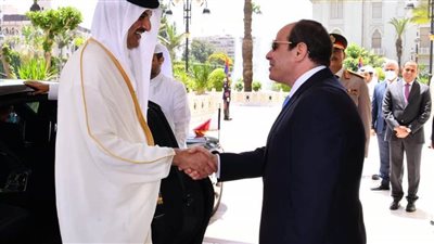الرئيس السيسي يودع أمير قطر بمطار القاهرة في ختام زيارته لمصر