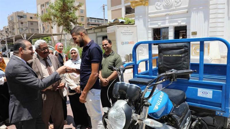 تسليم تروسيكلات للأسر