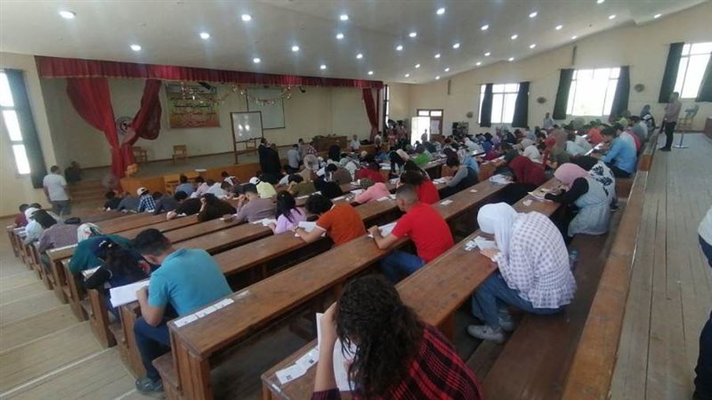 امتحانات طلاب جامعة