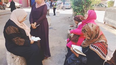 أولياء أمور طلاب الثانوية العامة بالقليوبية ينتظرون أبناءهم بالمصاحف