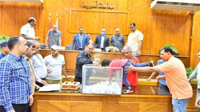 محافظة أسيوط تجري القرعة العلنية لتسيير 15 سيارة ميكروباص لمدينة أسيوط الجديدة وداخلها