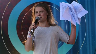 جريتا تونبيرج خلال ظهور مفاجئ في جلاستونبري تحذر: 