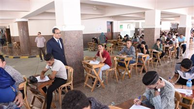 رئيس جامعة سوهاج يتابع انتظام الامتحانات بكلية الحقوق في أسبوعها الرابع 