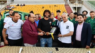 المقاولون العرب يحتفل بالنني ويهديه عضوية فخرية مدى الحياة