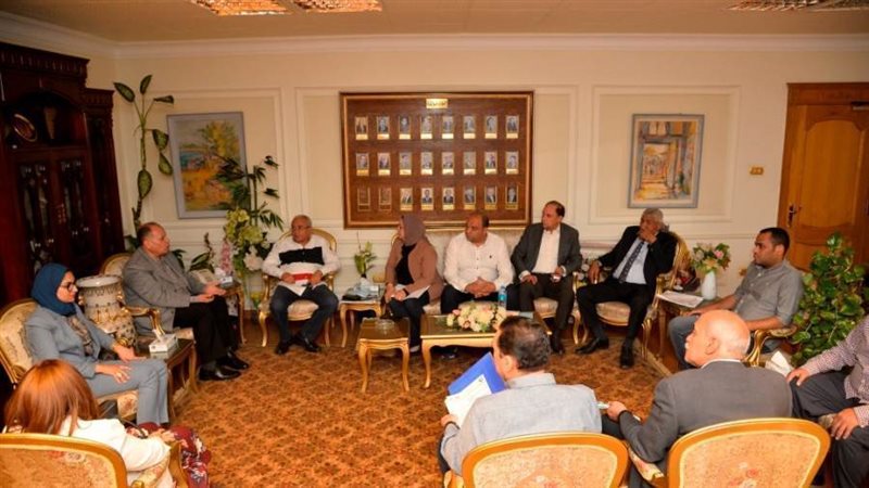 محافظ أسيوط يلتقي