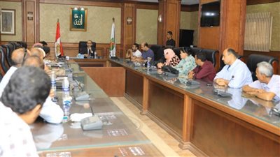 نائب محافظ سوهاج يعقد اجتماعا لتطوير الريف المصري 