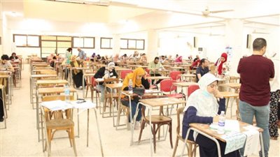  نائب رئيس جامعة أسيوط يتفقد سير أعمال امتحانات الدراسات العليا بمعهد بحوث البيولوجيا الجزيئية