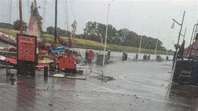 بالفيديو.. مقتل شخص وإصابة ١٠ أخرين في إعصار يجتاح بلدة ساحلية